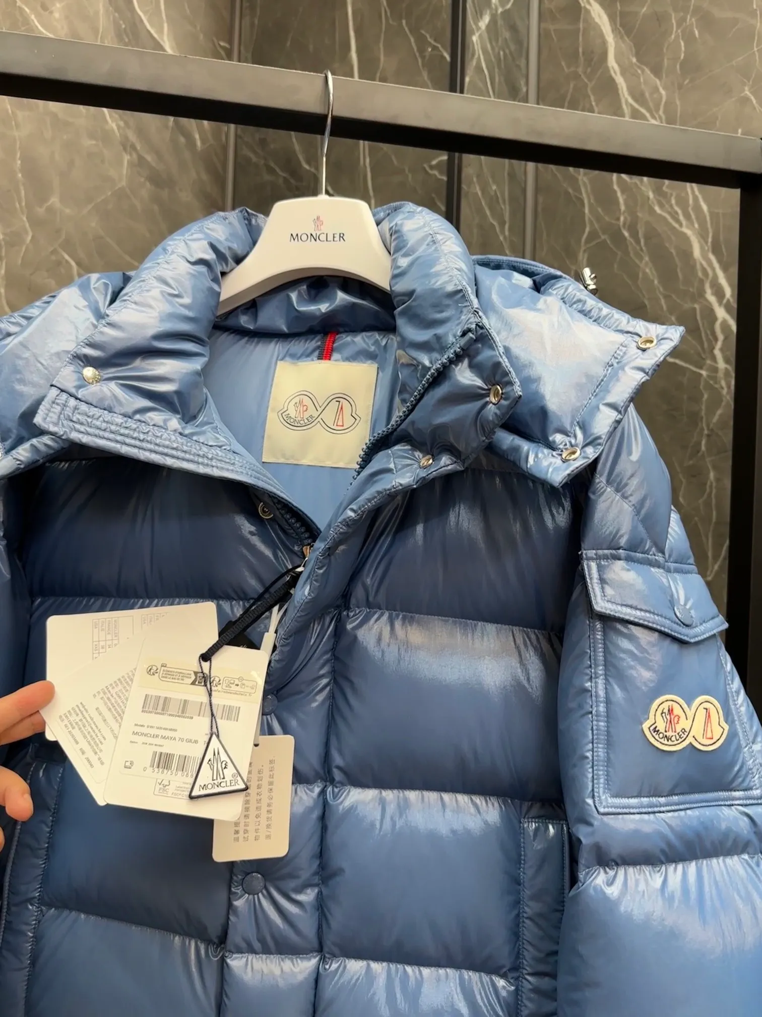 ⬆️Moncler Maya 70 . . Moncler 70 ， 。 ， ， Moncler Maya 70 。 ， 。 Antoni Tudisco 。 Moncler Maya 70 Moncler 70 ， ， 。 Classic ， 、 。 Classic 70 。 • • • • • ， • • • •Moncler Maya 70 Size: 1-5 . Cream White Pink Blue Gray Black D 9890065750
